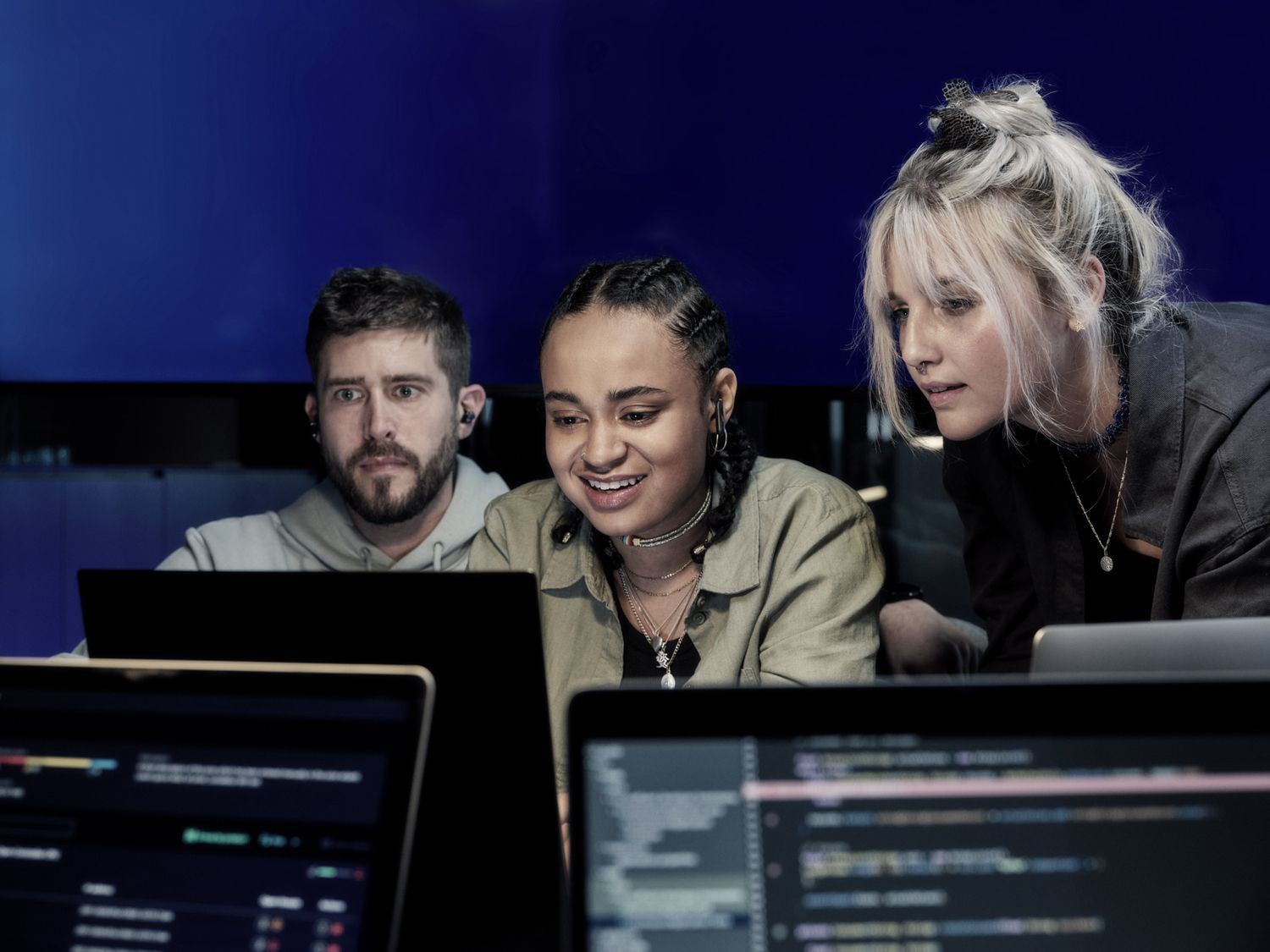 Equipe desenvolvendo apps low-code industriais